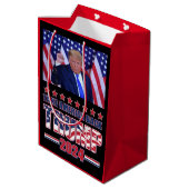 Trump 2024 wird zurück sein mittlere geschenktüte (Rückseite Schrägansicht)