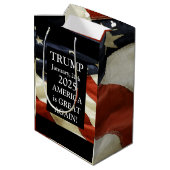 TRUMP 2025 MITTLERE GESCHENKTÜTE (Rückseite Schrägansicht)