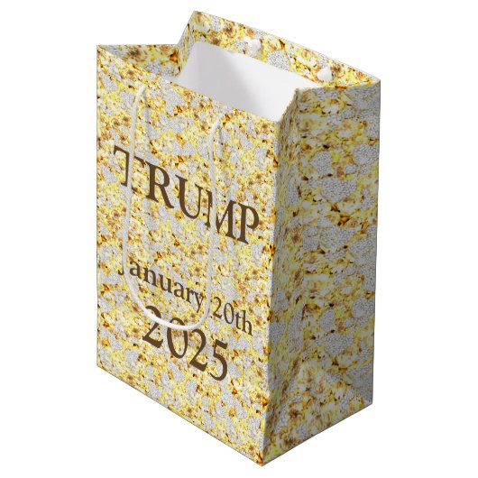 TRUMP 2025 MITTLERE GESCHENKTÜTE (Vorderseite Schrägansicht)