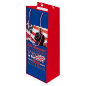 Trump America First Geschenktüte Für Weinflaschen (Rückseite Schrägansicht)