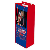 Trump America First Geschenktüte Für Weinflaschen (Vorderseite Schrägansicht)