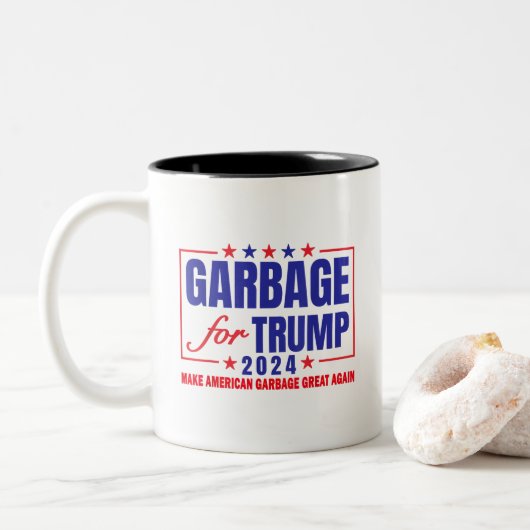 Trump bei der Wahl 2024 ist stolz darauf, Trump al Zweifarbige Tasse (Mit Donut)
