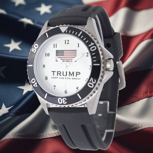 Trump beobachtet Amerika unter US-Flagge Behalten Armbanduhr