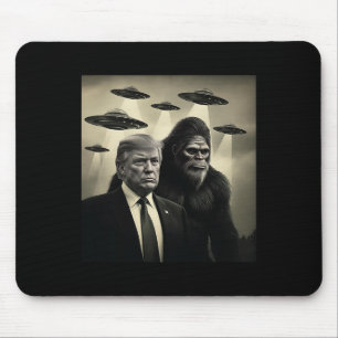 Trump Bigfoot UFO Außerirdische Begegnung Verschwö Mousepad