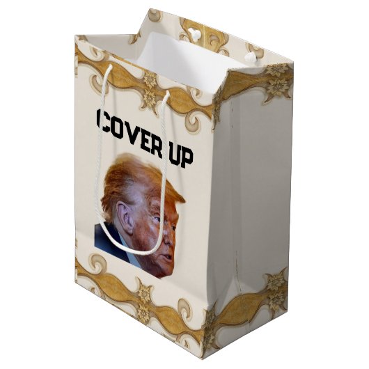 Trump Cover Up Gift Bag Mittlere Geschenktüte (Vorderseite Schrägansicht)