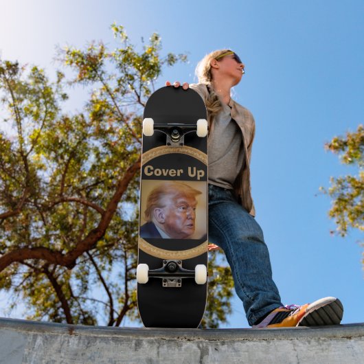 Trump/Cover Up Skateboard (Außenbereich 1)