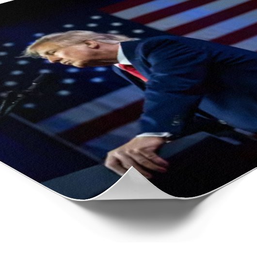 Trump deutet Poster an (Ecke)