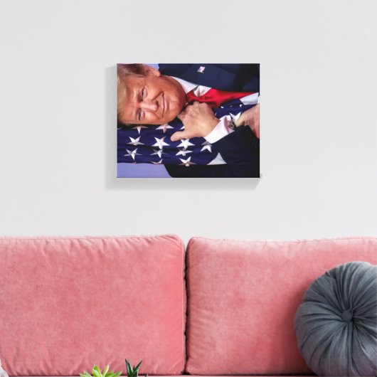 TRUMP, die die Flagge umarmt Leinwanddruck (Insitu (Wohnzimmer))