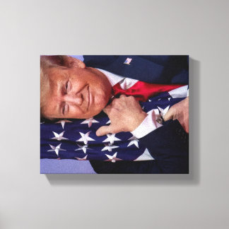 TRUMP, die die Flagge umarmt Leinwanddruck
