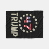 Trump-Fahne 2024 (auf dem Stapel): Amerika als Tru Fleecedecke (Vorderseite (Horizontal))