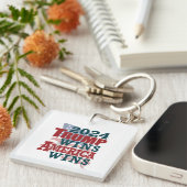 Trump gewinnt 2024 - Amerika gewinnt Schlüsselanhänger (Vorderseite rechts)