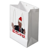 Trump, GLAUBE mich nicht Mittlere Geschenktüte (Vorderseite Schrägansicht)