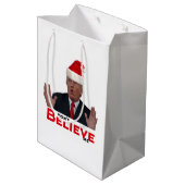 Trump, GLAUBE mich nicht Mittlere Geschenktüte (Rückseite Schrägansicht)