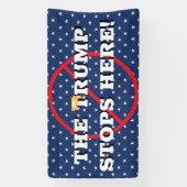 Trump hält hier an Banner fest (Vertikal)