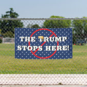 Trump hält hier an Banner fest (Insitu)