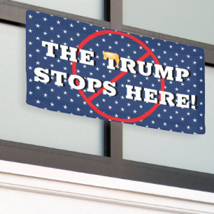 Trump hält hier an Banner fest