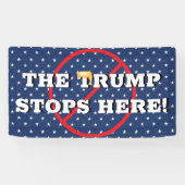 Trump hält hier an Banner fest (Horizontal)