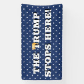 Trump hält hier an Banner fest (Vertikal)