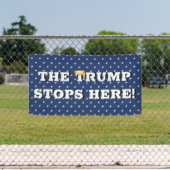Trump hält hier an Banner fest (Insitu)