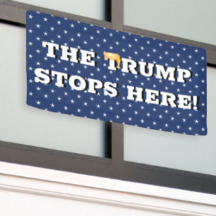 Trump hält hier an Banner fest