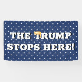 Trump hält hier an Banner fest (Horizontal)