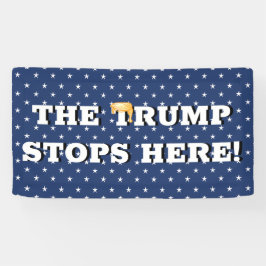 Trump hält hier an Banner fest