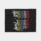 Trump hasst Lügen und den Faschismus Resist Abstim Fleecedecke (Vorderseite (Horizontal))