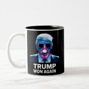 Trump hat erneut die Präsidentschaftswahl 2024 gew Zweifarbige Tasse