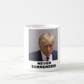 Trump hat sich nie ergeben kaffeetasse (Mittel)