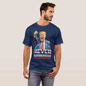 Trump hat sich nie ergeben T-Shirt (Vorne ganz)