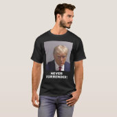 Trump hat sich nie ergeben T-Shirt (Vorne ganz)
