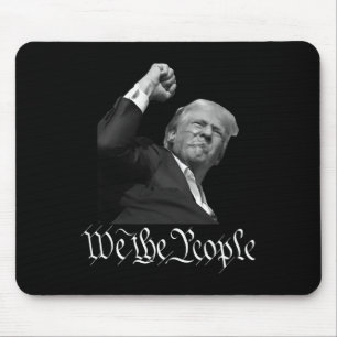 Trump hebt die Faust des Volkes auf Mousepad