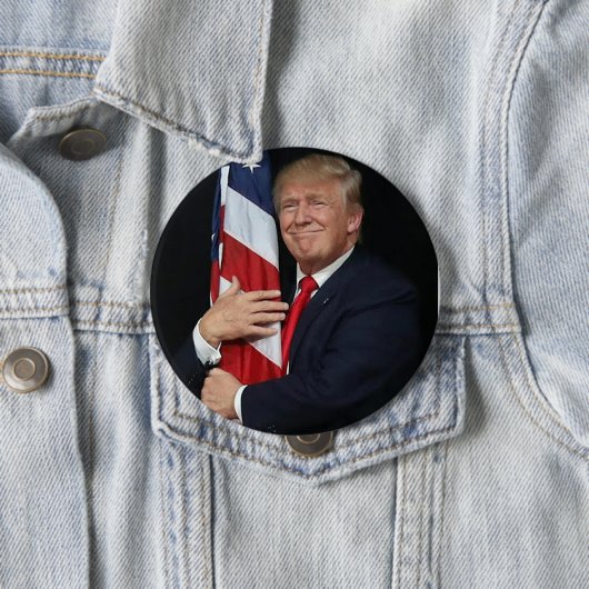 Trump im Jahr 2020, der die Fahne umarmt Button (Beispiel)