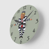 Trump in Prison Wear Runde Wanduhr (Winkel)
