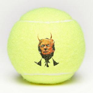 Trump ins Gesicht fallen Tennisbälle