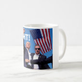 Trump: Liebe Ihn oder Hass Ihn, Er macht immer... Kaffeetasse (VorderseiteRechts)