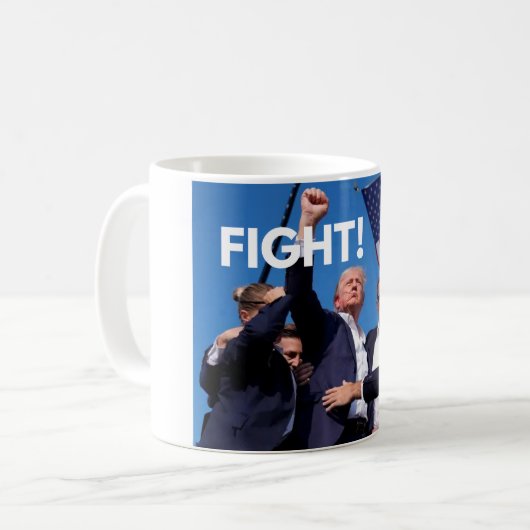 Trump: Liebe Ihn oder Hass Ihn, Er macht immer... Kaffeetasse (Vorderseite Links)