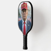 Trump mit Red MAGA Hat Pickleball Schläger (Links)