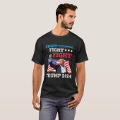 Trump mit US-Flag-Kampf gegen Trump 2024 T-Shirt (Vorne ganz)
