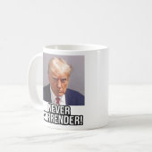 Trump Mugshot 2024 Donald Trump hat sich nie ergeb Kaffeetasse (Vorderseite Links)