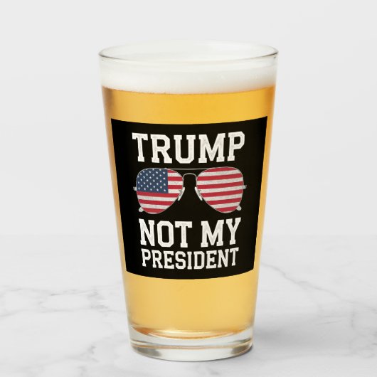 Trump nicht mein Präsident gegen Trump Glas (Vorne (Gefüllt))