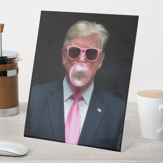 Trump Pink Bubble Gum Präsident 47 USA Sockelschild (In Situ)