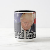 Trump Politischer Gefangener Zweifarbige Tasse (Mittel)