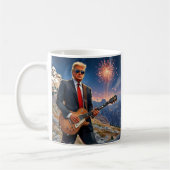 Trump spielt elektrische Gitarre Mount Rushmore MA Kaffeetasse (Links)