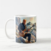 Trump spielt elektrische Gitarre Mount Rushmore MA Kaffeetasse (Links)