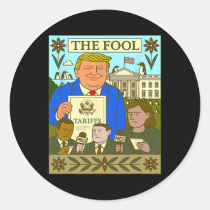 Trump Tarot Karte Der Narr erhebt Zoll auf Pinguin Runder Aufkleber
