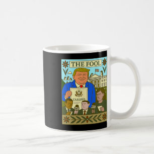 Trump-Tarot-Karte, die der Narr auf Pingui erhebt Kaffeetasse