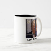 Trump-Tasse "Lock Ihm Up!" Zweifarbige Tasse (VorderseiteRechts)