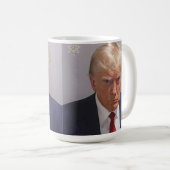 Trump-Tasse Mugshot 2024 Kaffeetasse (VorderseiteRechts)