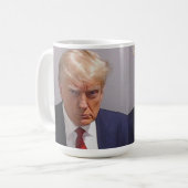 Trump-Tasse Mugshot 2024 Kaffeetasse (Vorderseite Links)